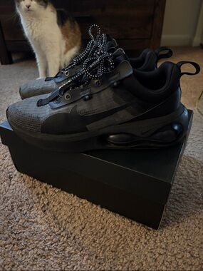 Nike Men’s Black Low-Top Athletic Sneakers